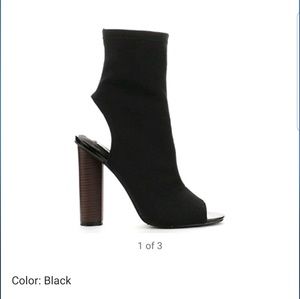Cape Robin Connie-3 Black Bootie size 6